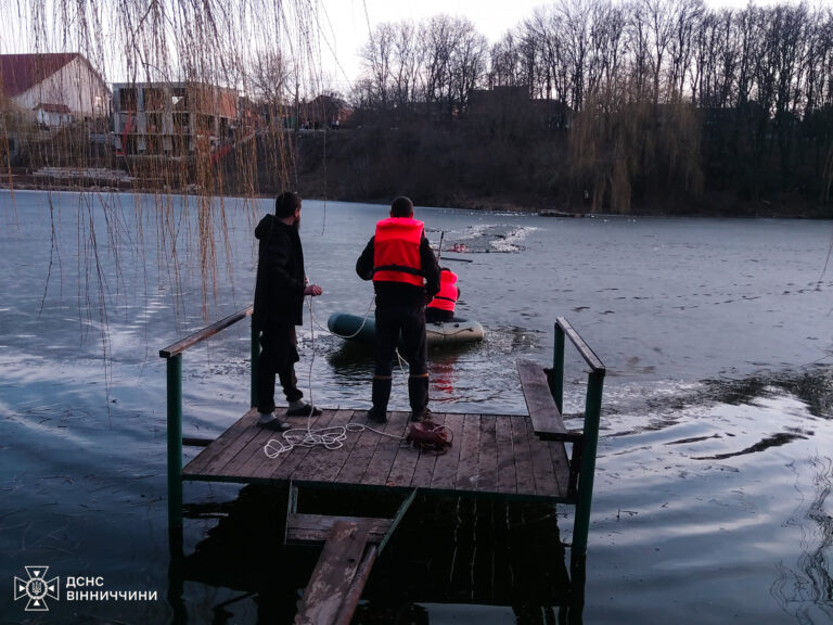 У Вінниці двоє чоловіків провалилися під кригу