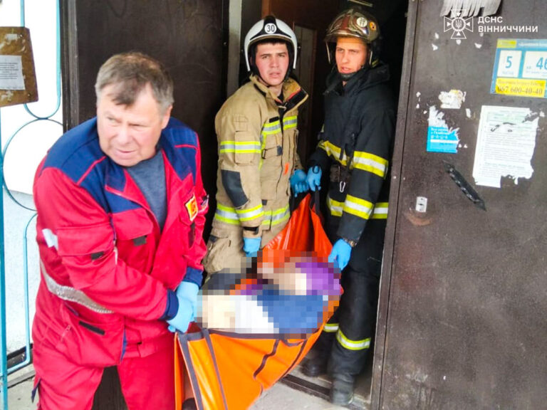 У Ладижині рятувальники зламали двері квартири, щоб врятувати жінку