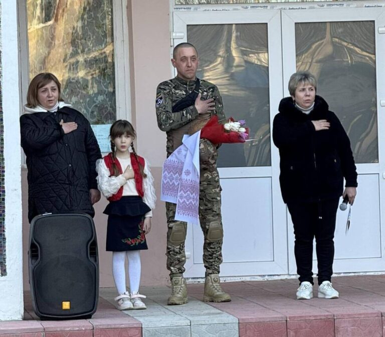 На Вінниччині зі сльозами радості зустріли воїна, який повернувся з російського полону