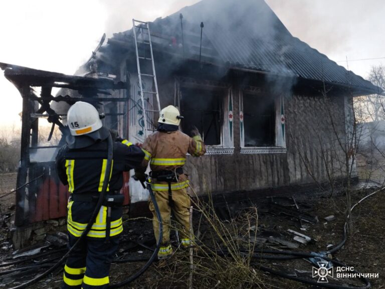 На Вінниччині горіли будинки, господарчі споруди та гараж