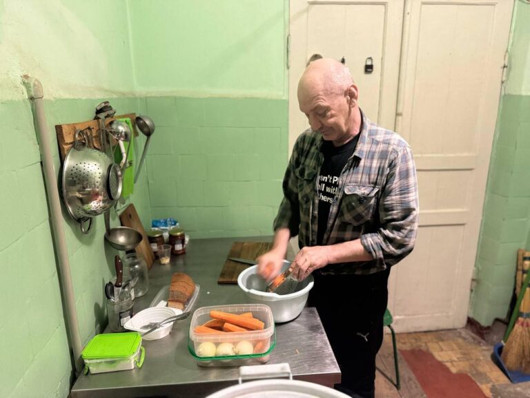 «Борщ і відбивні для Героїв»: як кухар з Вінниччини годує поранених на Покровському напрямку