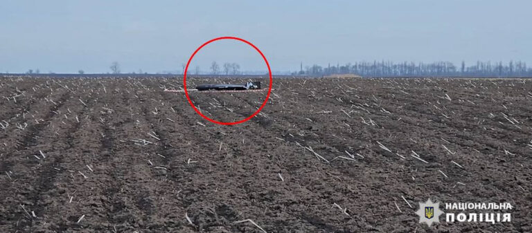 Посеред поля на Вінниччині знайшли російський дрон, який не вибухнув (ВІДЕО)