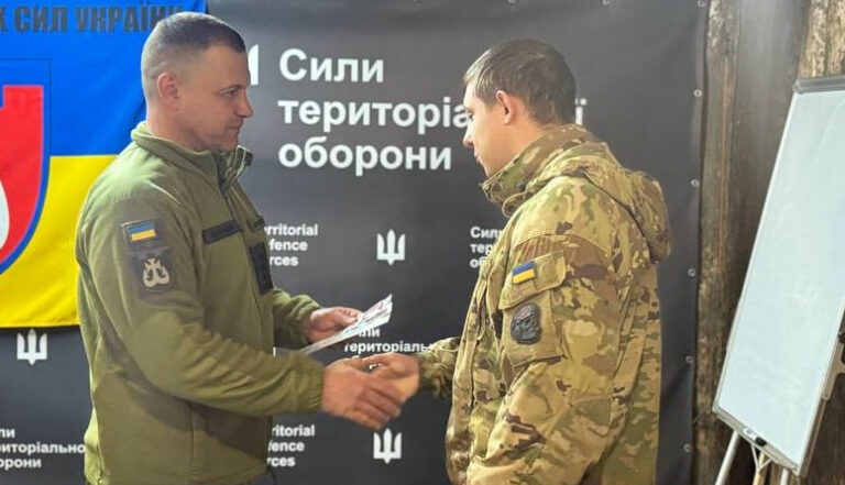 Захисникам і захисницям командир 120-ї бригади Вінниччини вручив нагороди
