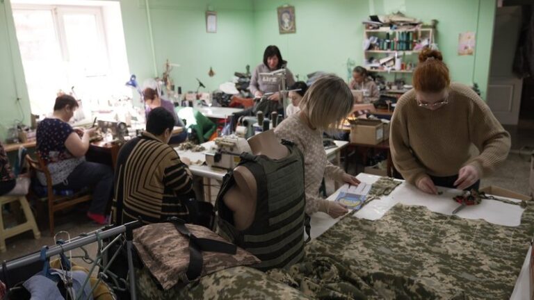 У швейному цеху на Вінниччині безкоштовно відшивають одяг та амуніцію для захисників