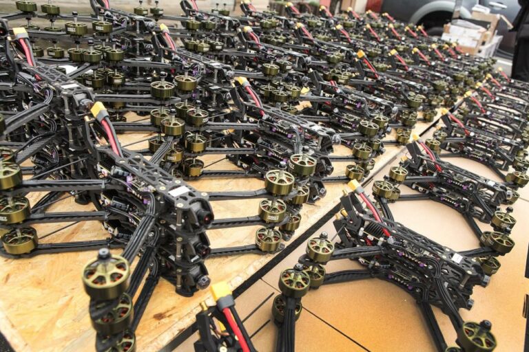 Міжрегіональний координаційний гуманітарний штаб передав військовим 200 FPV-дронів, позашляховик та іншу необхідну техні