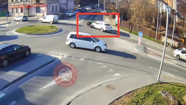 У Вінниці сталася ДТП за участі BMW та скутера: деталі інциденту (Відео)