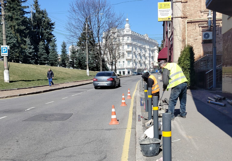 У центрі Вінниці встановлюють обмежувальні стовпчики
