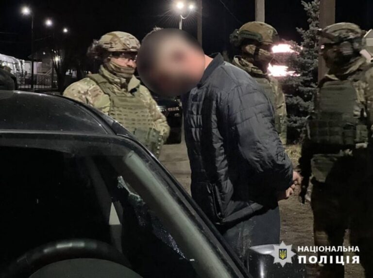 У Вороновиці правоохоронці затримали торговця зброєю (Фото+Відео)