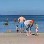 Сімейний кадр: загадкове фото з пляжу налякало людей