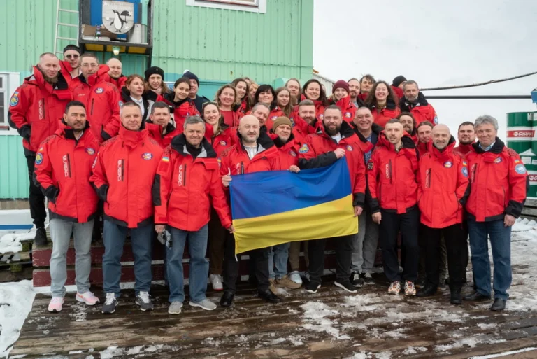 Експедиція полярників, серед яких вінничанин, повертається додому після року в Антарктиці