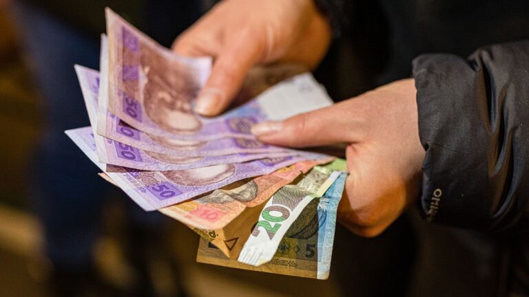 Пенсіонери можуть отримати 1000 грн надбавки до пенсії: хто має право і як оформити