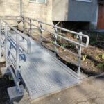 Біля підїзду вінницької багатоповерхівки встановили пандус