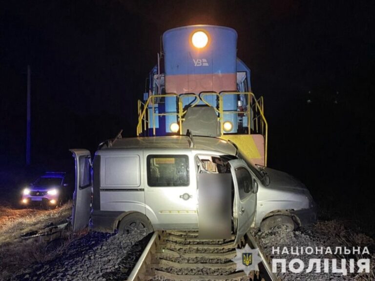 Смертельна аварія у Гайсинському районі: потяг зіштовхнувся з авто