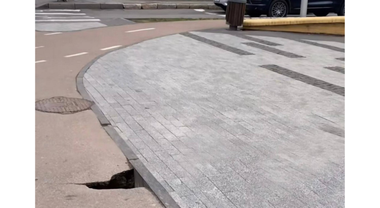 На проспекті Космонавтів у Вінниці провалився тротуар