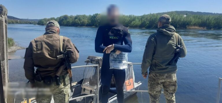 З Дністра на Вінниччині прикордонники «дістали» чоловіка в гідрокостюмі