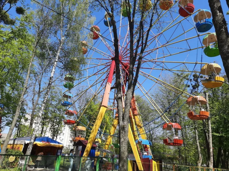 Атракціони повертаються: у Центральному парку Вінниці стартував сезон розваг