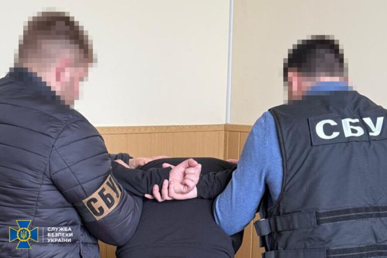 Хотіли підірвати військову автівку та адмінбудівлю поліції у Вінниці: затримали агентів російського ГРУ