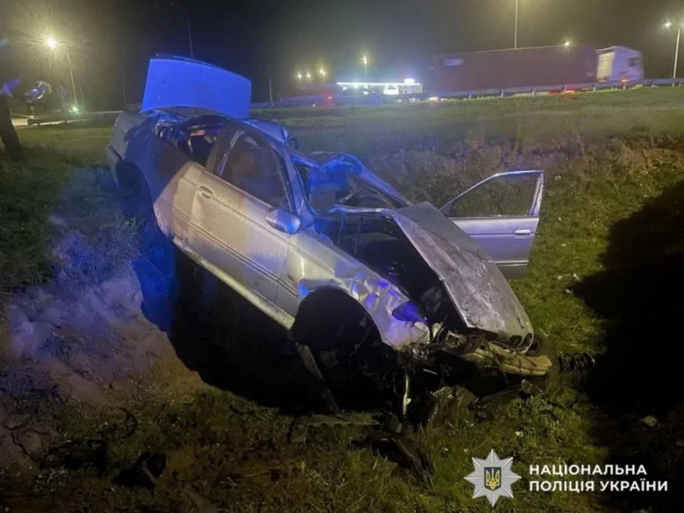 В’їхав у стелу АЗС й загинув на місці: подробиці аварії поблизу Вінниці