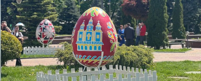 У центрі Вінниці встановили велетенські писанки (ФОТО)