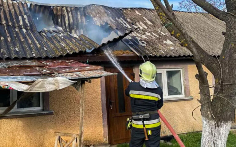 На Вінниччині через дитячі пустощі загорівся дах на кухні