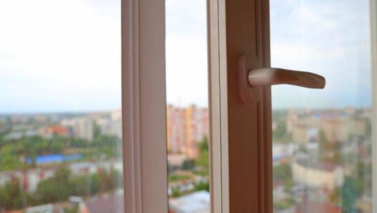 У Вінниці чоловік випав з вікна багатоповерхівки: що відомо