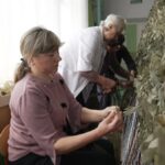 На Вінниччині виховательки плетуть маскувальні сітки для ЗСУ
