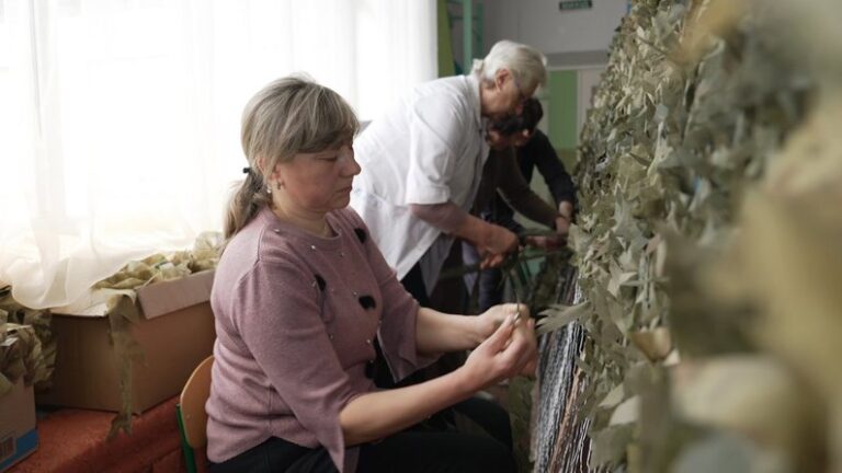 На Вінниччині виховательки плетуть маскувальні сітки для ЗСУ