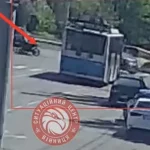 У Вінниці мотоцикліст не розминувся з Hyundai: камери зафіксували зіткнення (ВІДЕО)