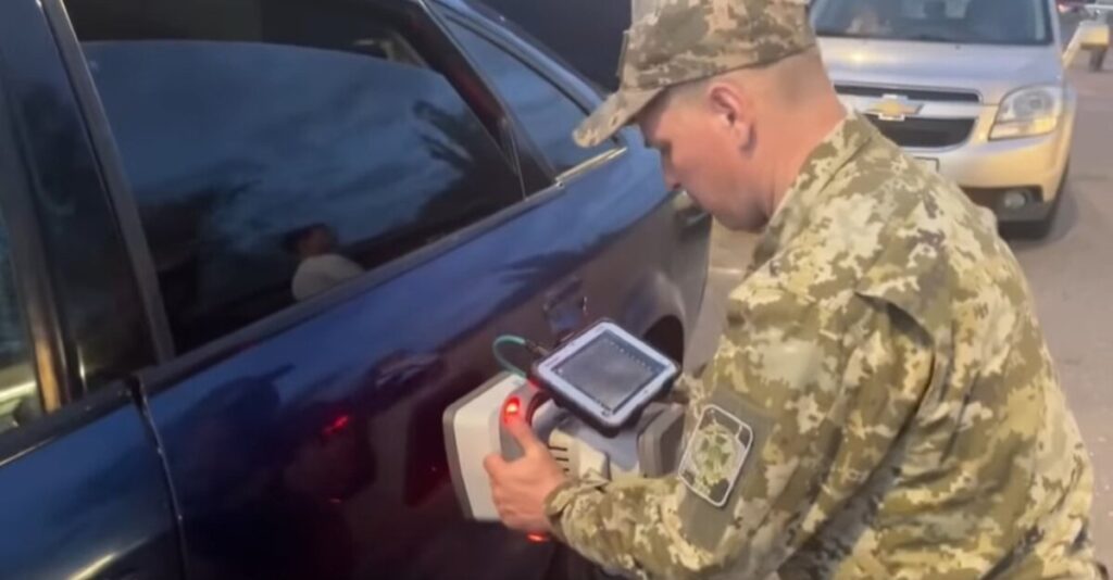 «Ароматна контрабанда»: на Вінниччині прикордонники вилучили сотні флаконів для «електронок»