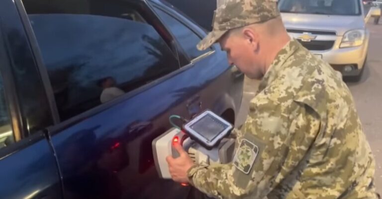 «Ароматна контрабанда»: на Вінниччині прикордонники вилучили сотні флаконів для «електронок»