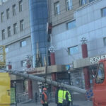 Вінничан закликають планувати маршрут: у місті на Пирогова впав стовп