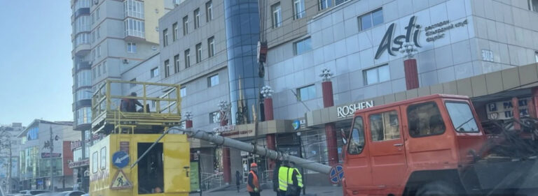 Вінничан закликають планувати маршрут: у місті на Пирогова впав стовп