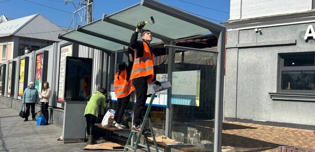 У Вінниці миють зупинки, фарбують паркани й саджають дерева