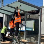 У Вінниці миють зупинки, фарбують паркани й саджають дерева