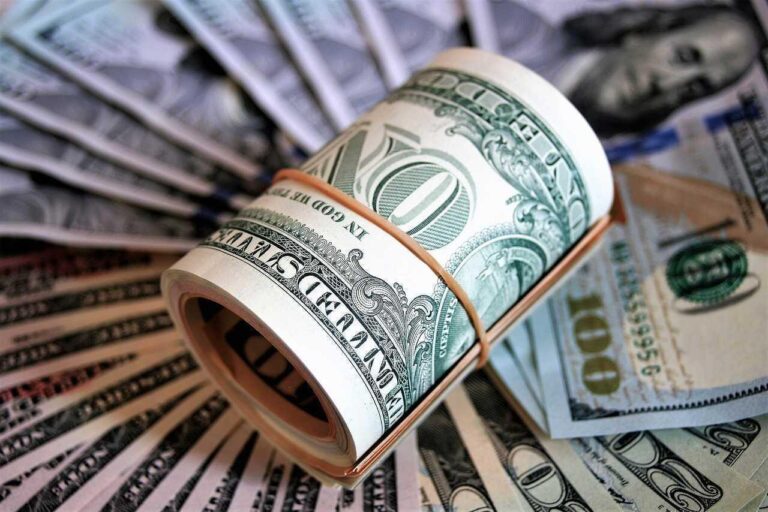 Гривня продовжує зміцнюватися: який курс валют очікує українців 2 квітня