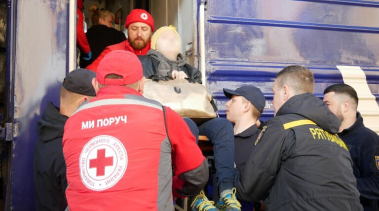 Група евакуйованих людей з Харківської області прибула на Вінниччину (ФОТО)