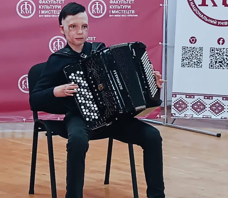 10-річний Роман, який пережив ракетну атаку по Вінниці, переміг на міжнародному музичному конкурсі