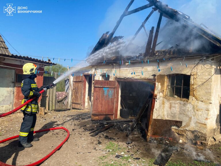 На Вінниччині через коротке замикання згоріла господарча будівля та гараж