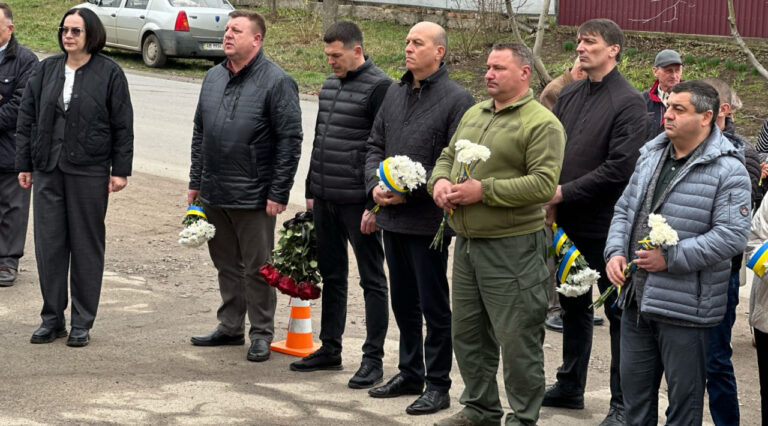 На честь загиблого командира відділення у Тульчині відкрили меморіальну дошку