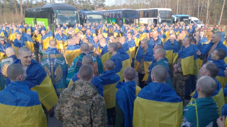 Наші вдома: відбувся маштабний обмін військовополоненими (ФОТО)