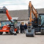 Міжрегіональний координаційний гуманітарний штаб передав військовим екскаватор та навантажувач