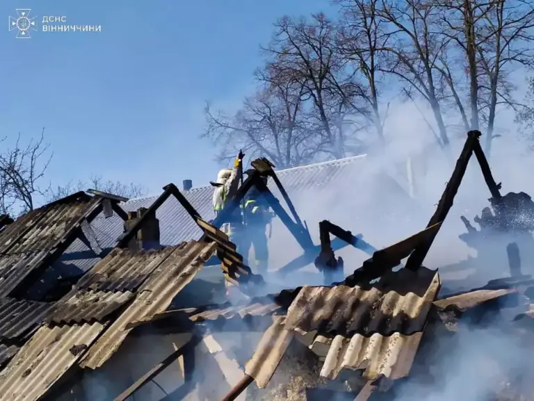 Впала на ліжко: у Вінниці через свічку загорівся будинок