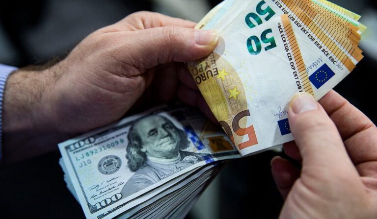 Курс валют на 30 квітня: скільки коштують долар, євро і злотий