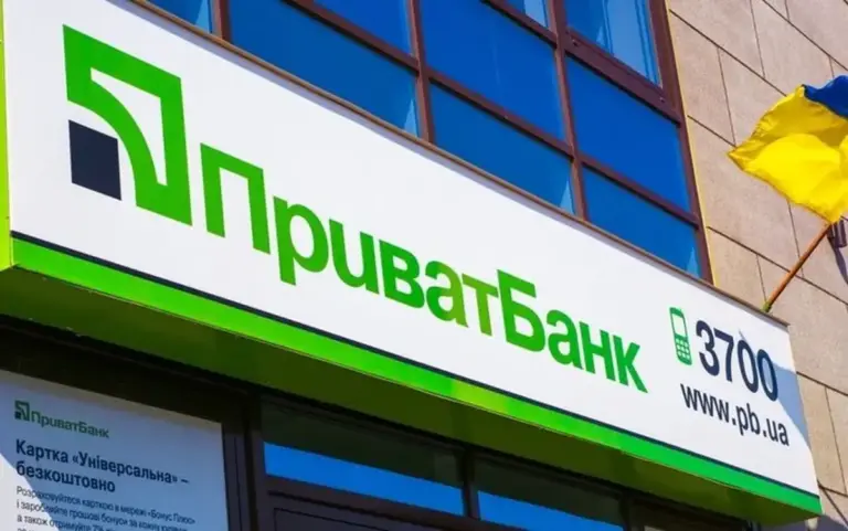 Не працюють банкомати і термінали: у Приватбанку й Монобанку стався масштабний збій