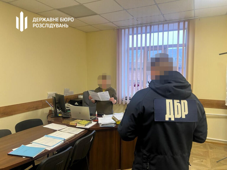 Посадовців Вінницького ТЦК, які побили заброньованого чоловіка, відправили під варту