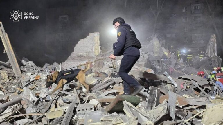 Масований удар по Києву: 10 загиблих, 70 поранених, з-під руїн чути дзвінки