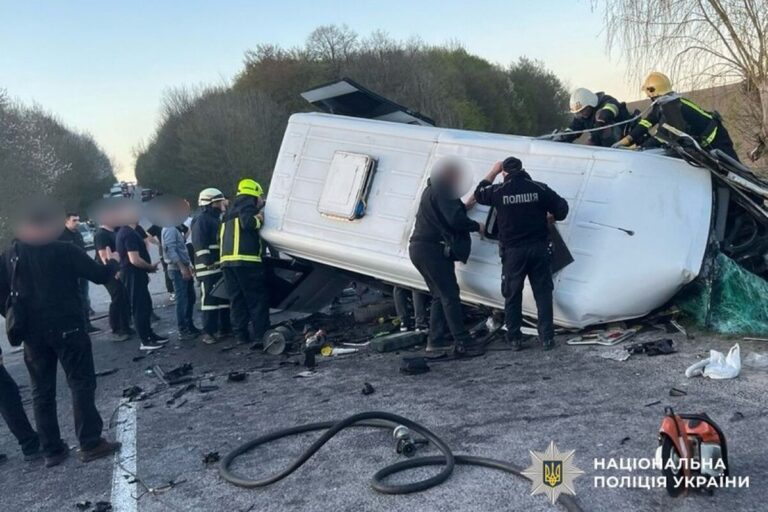 Смертельна ДТП у Жмеринському районі: зіткнулись легковик та маршрутка