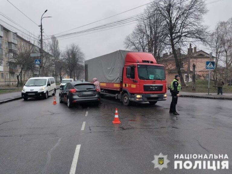 У Вінниці вантажівка наїхала на жінку: потерпіла в лікарні