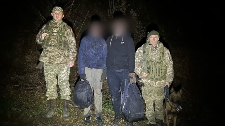 Блукали Карпатами, шукаючи шлях до Румунії: у горах ледь не замерзли двоє хлопців