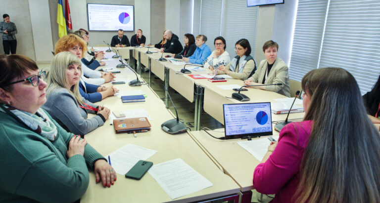 У Вінниці обговорили, як покращити життя ВПО: освіта, пільги, субсидії та підтримка дітей
